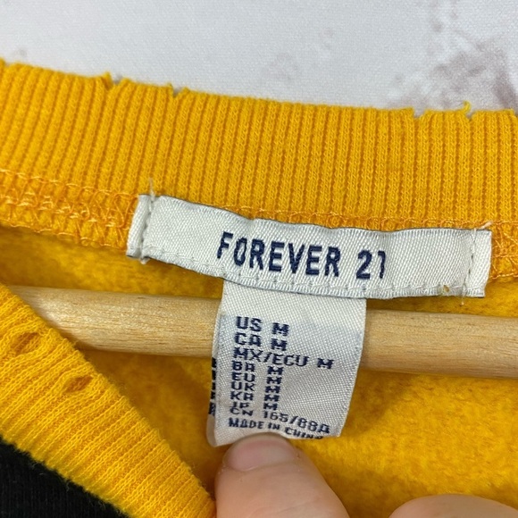 Forever 21 Cropped Sweatshirt Womens Size Medium Black Yellow White “CHLL” - Picture 4 of 11